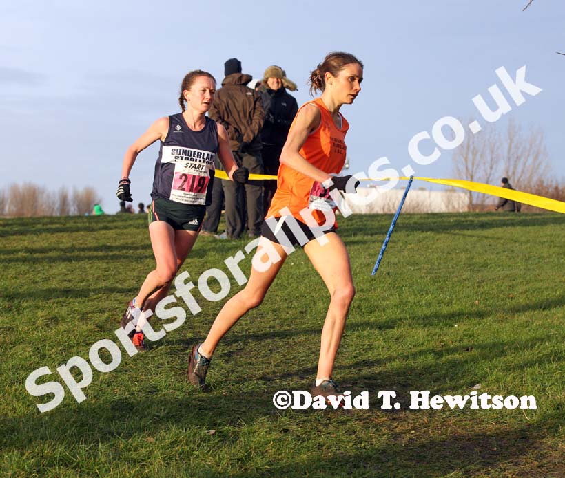 Rosie Smith leads Alyson Dixon during the senior womens North Eastern Cross Country, Champs., Temple Park, South Shields. Photo: David T. Hewitson/Sports for All Pics